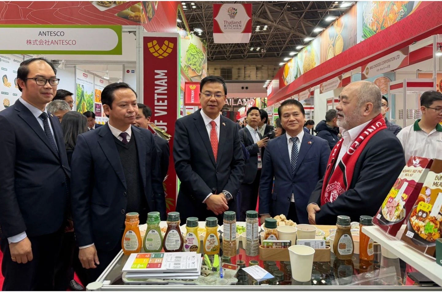 Đoàn Đại sứ quán Việt Nam ghé thăm gian hàng Dh Foods tại Foodex Japan 2026